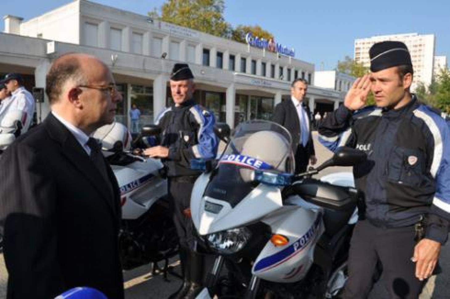 Bernard Cazeneuve rend hommage aux policiers
