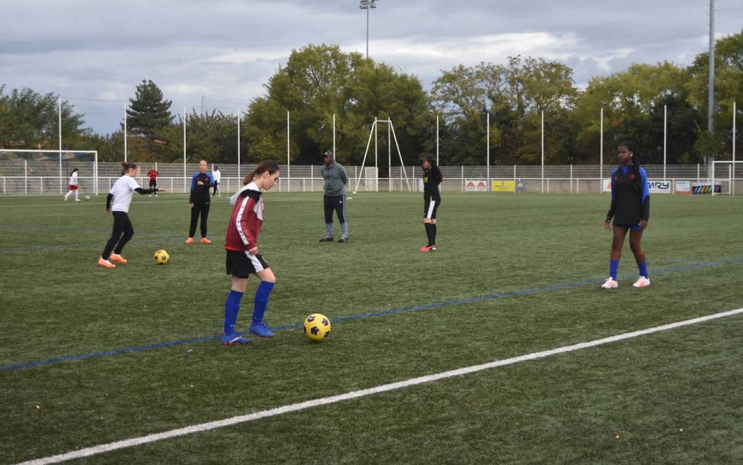 Encourager les filles sur le stade