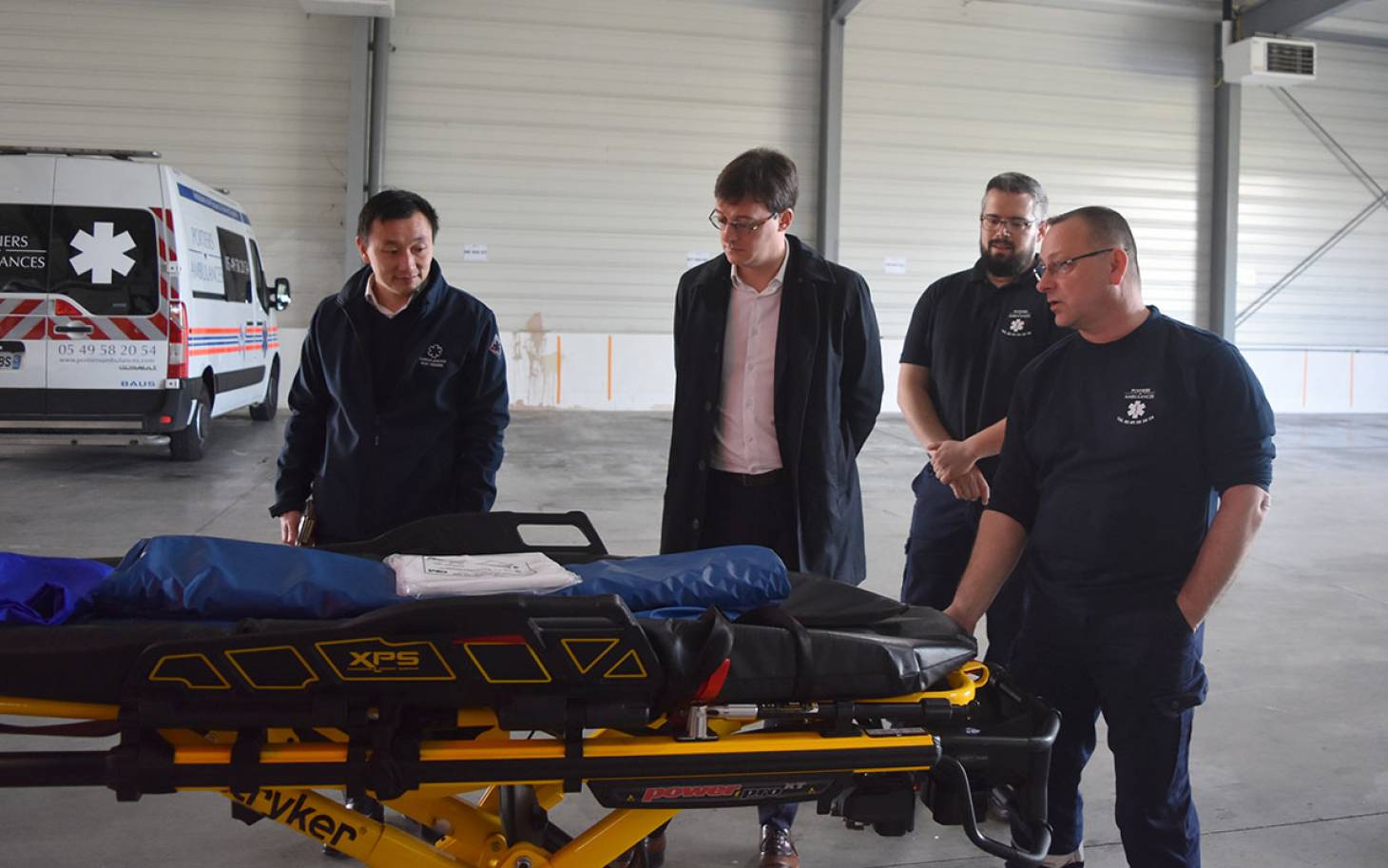 Poitiers : les ambulanciers reçoivent Sacha Houlié