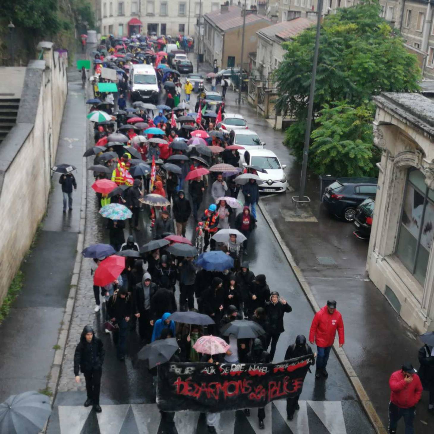 Poitiers - Plus de 400 personnes manifestent malgré la pluie