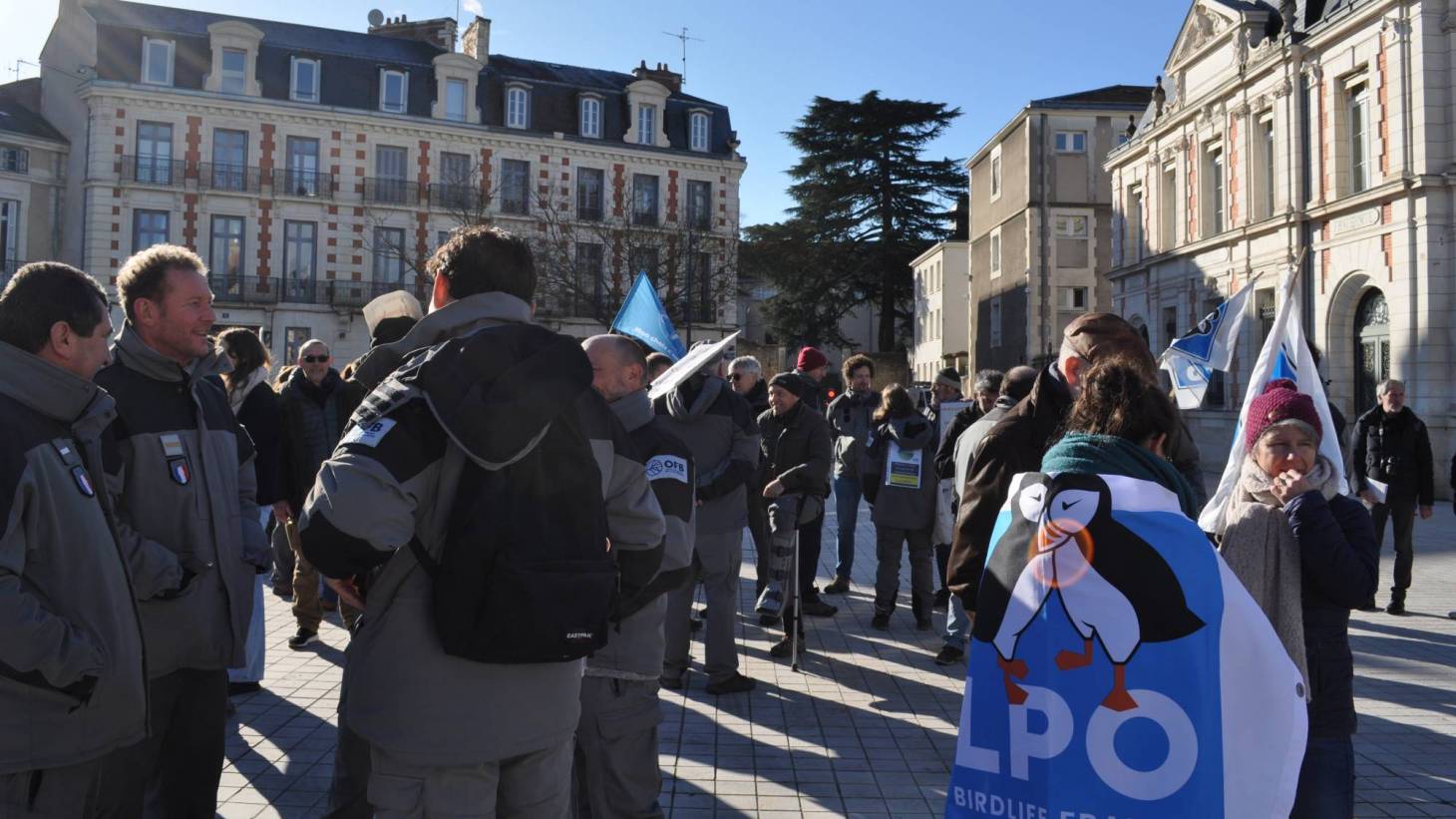 Les agents de l'Office français de la biodiversité se mobilisent devant la préfecture de Poitiers