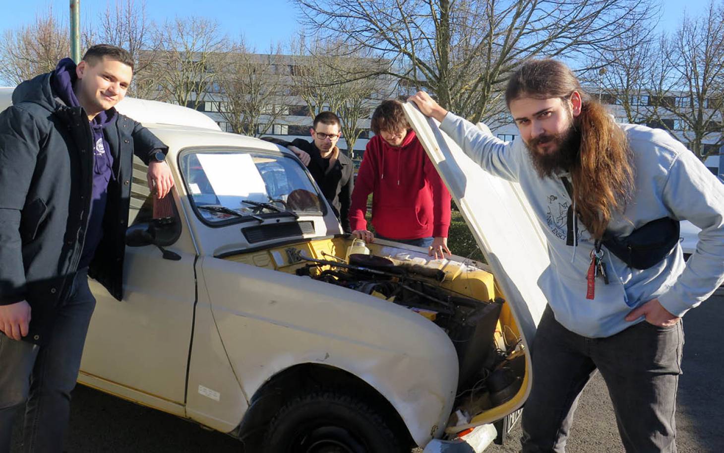 Quatre futurs ingénieurs les mains dans le moteur