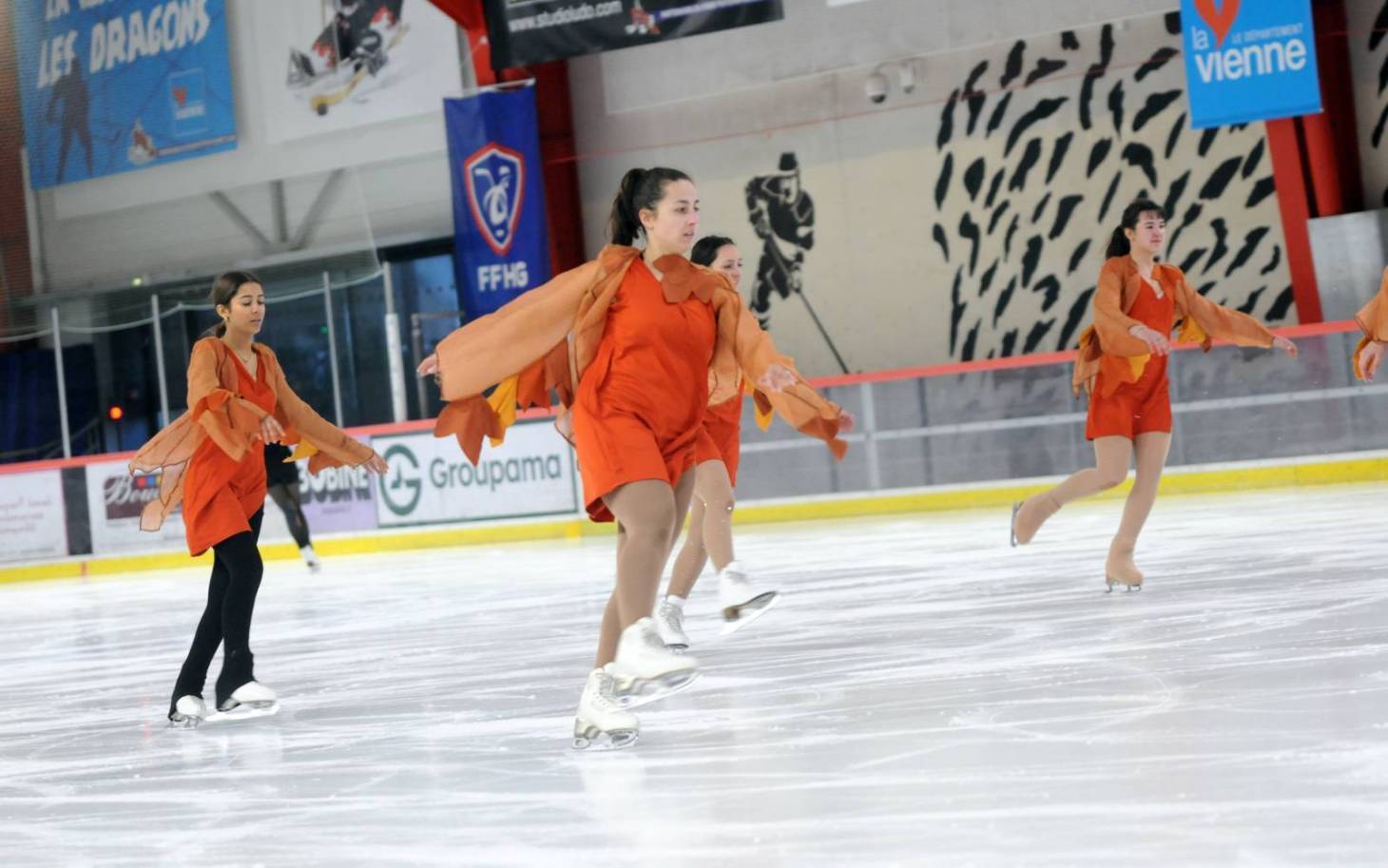 Des patineuses du Stade poitevin sur la glace d'Holiday on ice