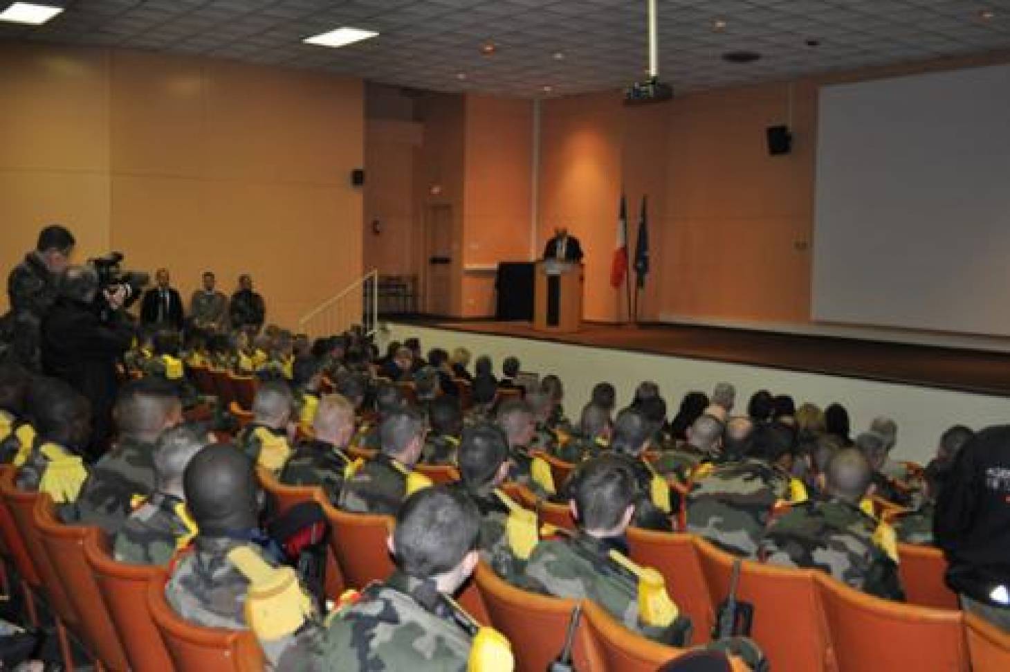 Jean-Yves Le Drian rend hommage au caporal-chef Dolet