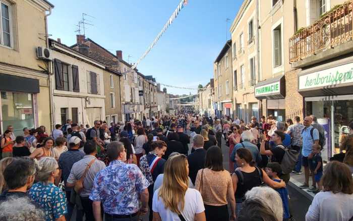 Poitiers - Le Pont-Neuf en tenue de gala