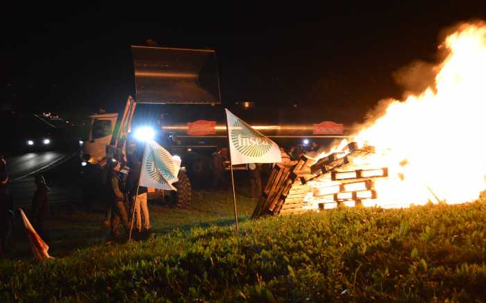 Les agriculteurs allument les « feux de la colère »