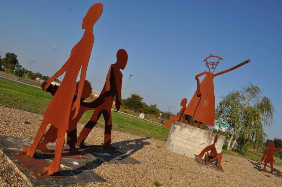 Naintré : la statue de l'abbé Pierre retirée du rond-point