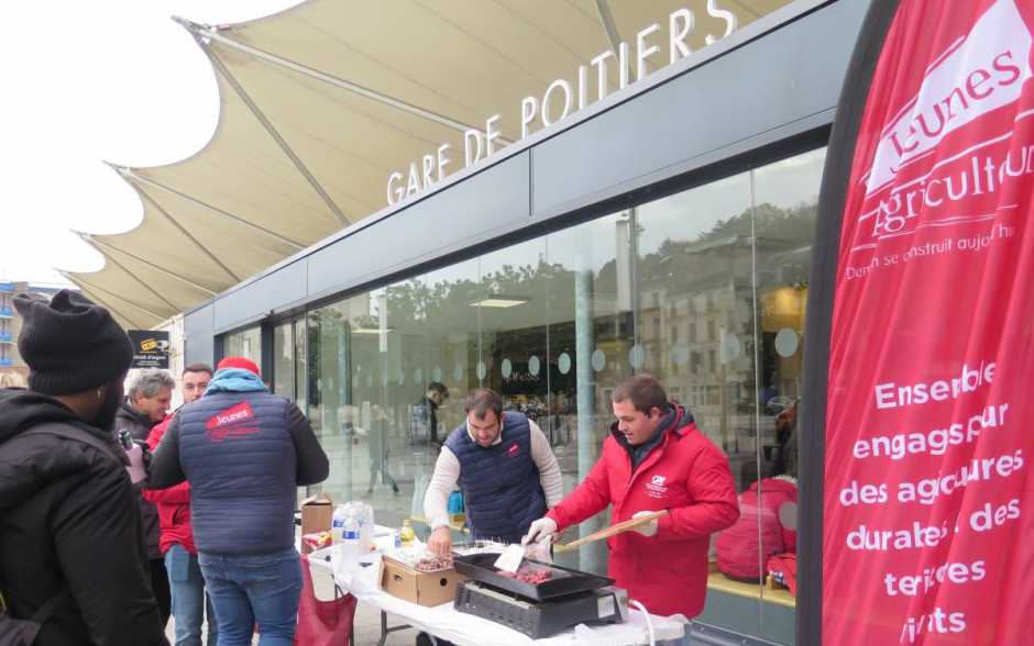 Poitiers – Les agriculteurs proposent une dégustation de viande devant la gare