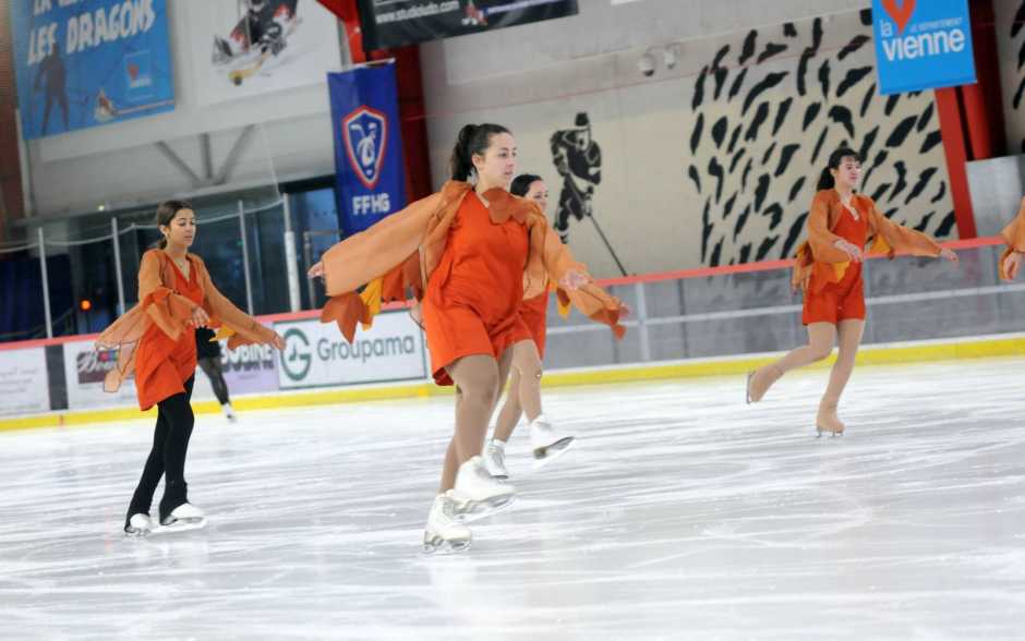 Des patineuses du Stade poitevin sur la glace d'Holiday on ice