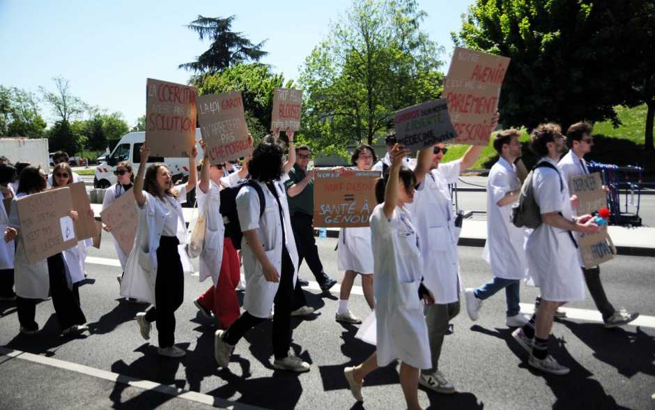 A Poitiers, 150 étudiants en médecine manifestent contre la loi Garot