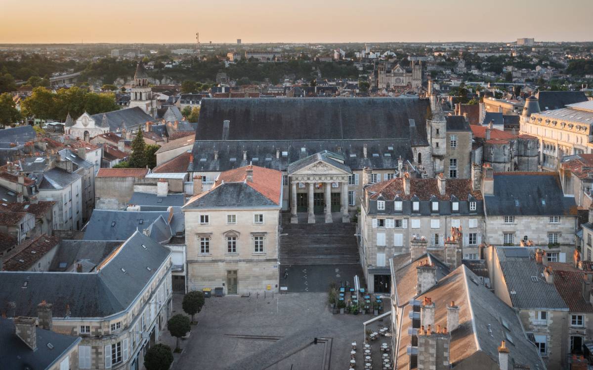 In Poitiers, the future Palace attracts support